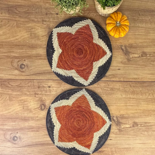 El Yapımı Desenli 2’li Hasır Supla Seti 30cm Çap – Amerikan Servis, Dayanıklı Örgü, Modern Rustik Masa Dekoru